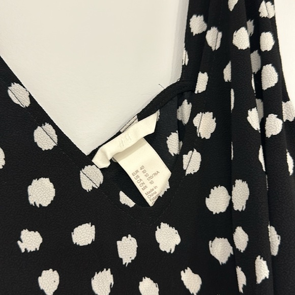H & M polka dot romper with pockets and open back - Picture 2 of 3